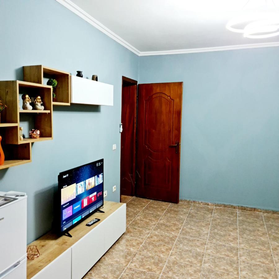 Appartement 2V1 - 21 Dhjetori Am à Tirana Extérieur photo