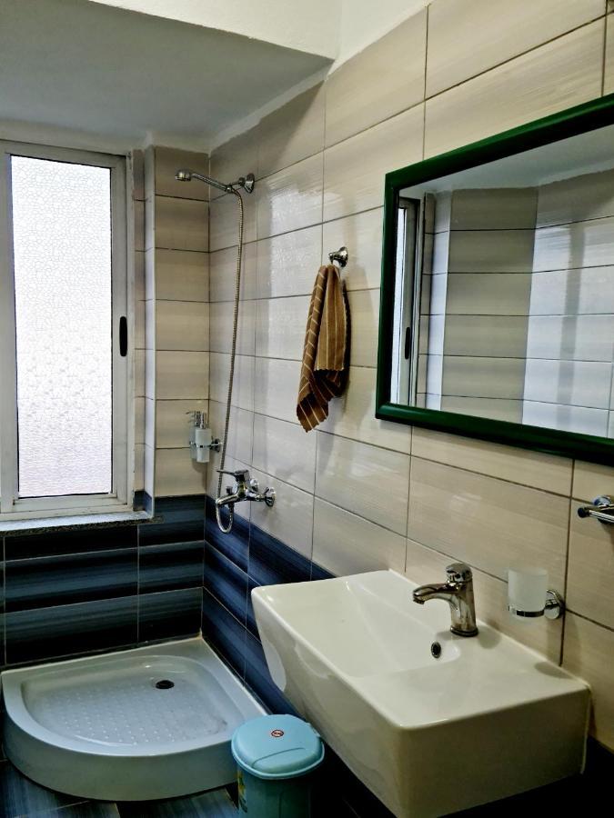 Appartement 2V1 - 21 Dhjetori Am à Tirana Extérieur photo