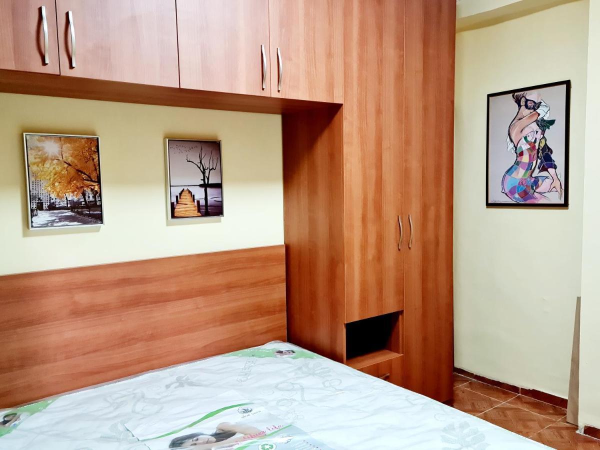 Appartement 2V1 - 21 Dhjetori Am à Tirana Extérieur photo