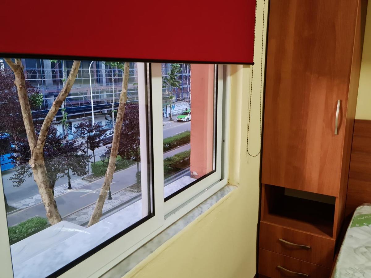 Appartement 2V1 - 21 Dhjetori Am à Tirana Extérieur photo
